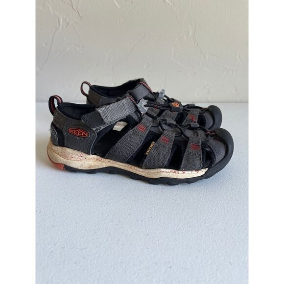KEEN Gray Red Youth Size 2 Walking Hiking Camping Cap Toe Sandals Fisherman - Picture 1 of 9